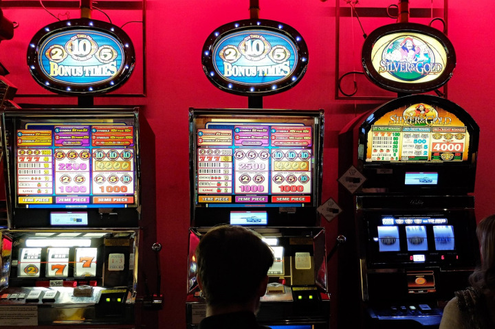 How to start playing online slots at the Spade Gaming site